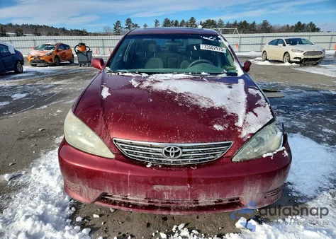 2005 Toyota Camry Le z USA, uszkodzony, nr VIN 4T1BE32K55U017026